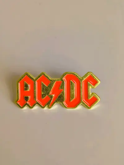 Pin metálico AC/DC - miniatura 3