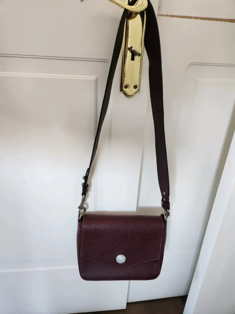 Cartera cruzada color burdeo