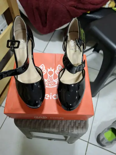 Zapatos de charol negro con hebilla - miniatura 2
