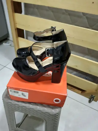 Zapatos de charol negro con hebilla - miniatura 3