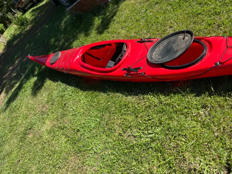 Kayak rojo de travesía , - 2