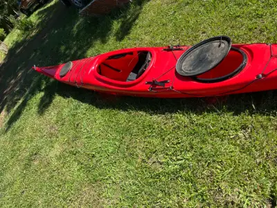 Kayak rojo de travesía , - miniatura 2