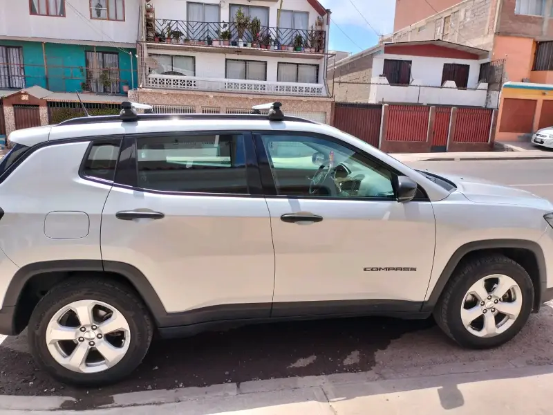 Jeep Compass SUV blanco - 1