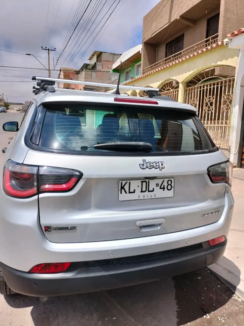 Jeep Compass SUV blanco - 2