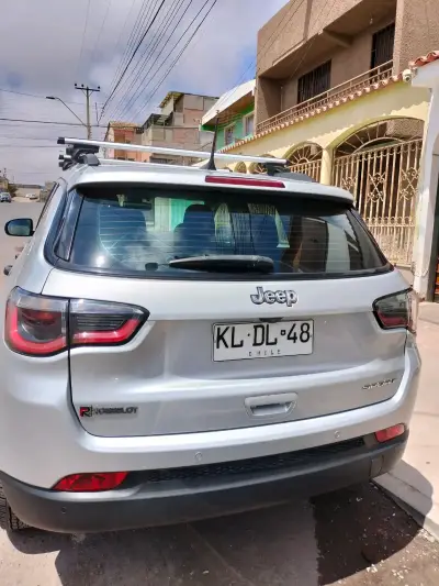 Jeep Compass SUV blanco - miniatura 2