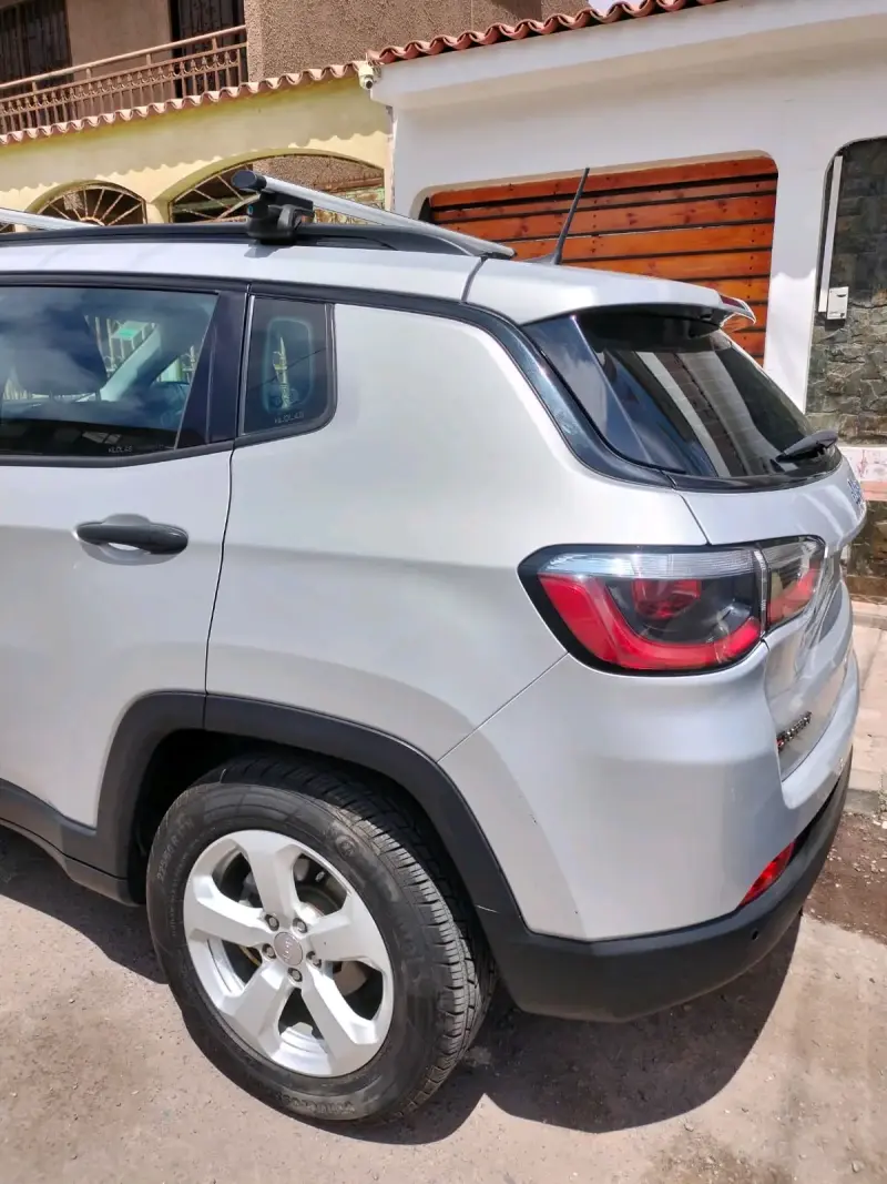 Jeep Compass SUV blanco - 3