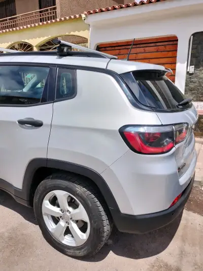 Jeep Compass SUV blanco - miniatura 3