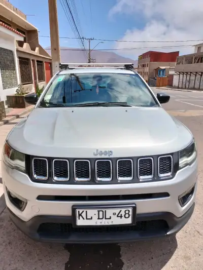 Jeep Compass SUV blanco - miniatura 4