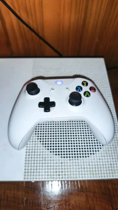 Consola Xbox One S con control - miniatura 2