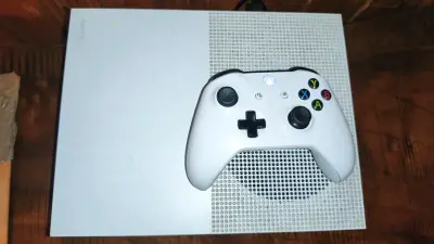 Consola Xbox One S con control - miniatura 4