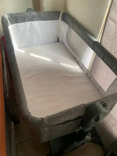 Cuna corral de bebé gris - miniatura 4
