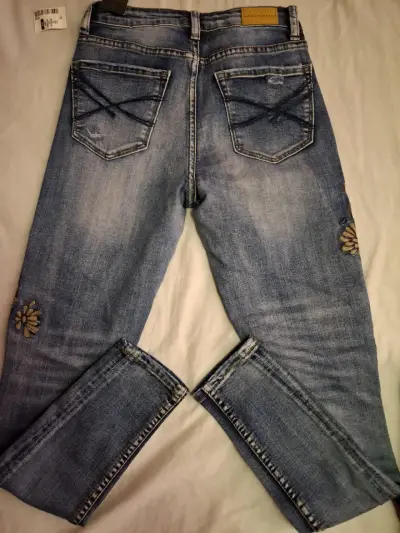 Jeans aeropostale bordados de tiro alto - miniatura 4