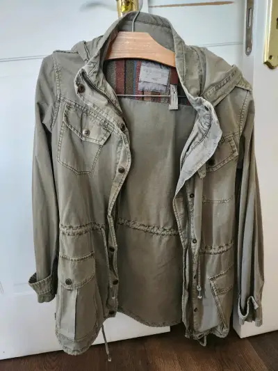Chaqueta verde con capucha - miniatura 1