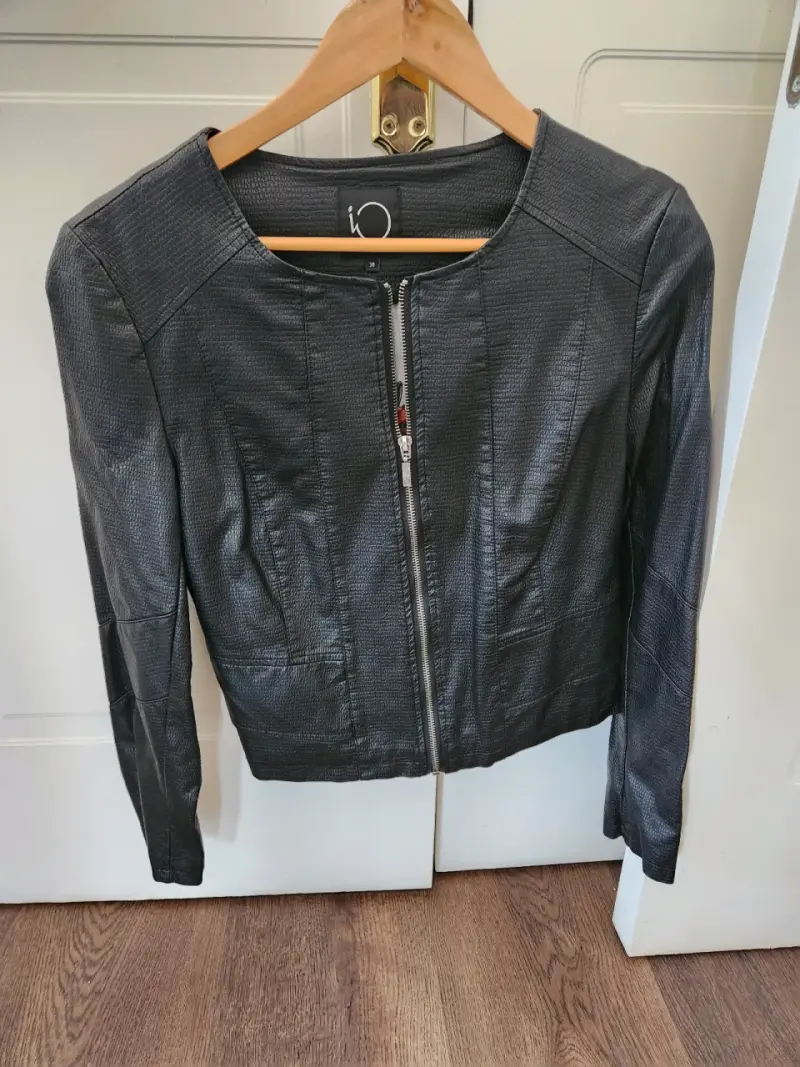 Chaqueta negra con textura