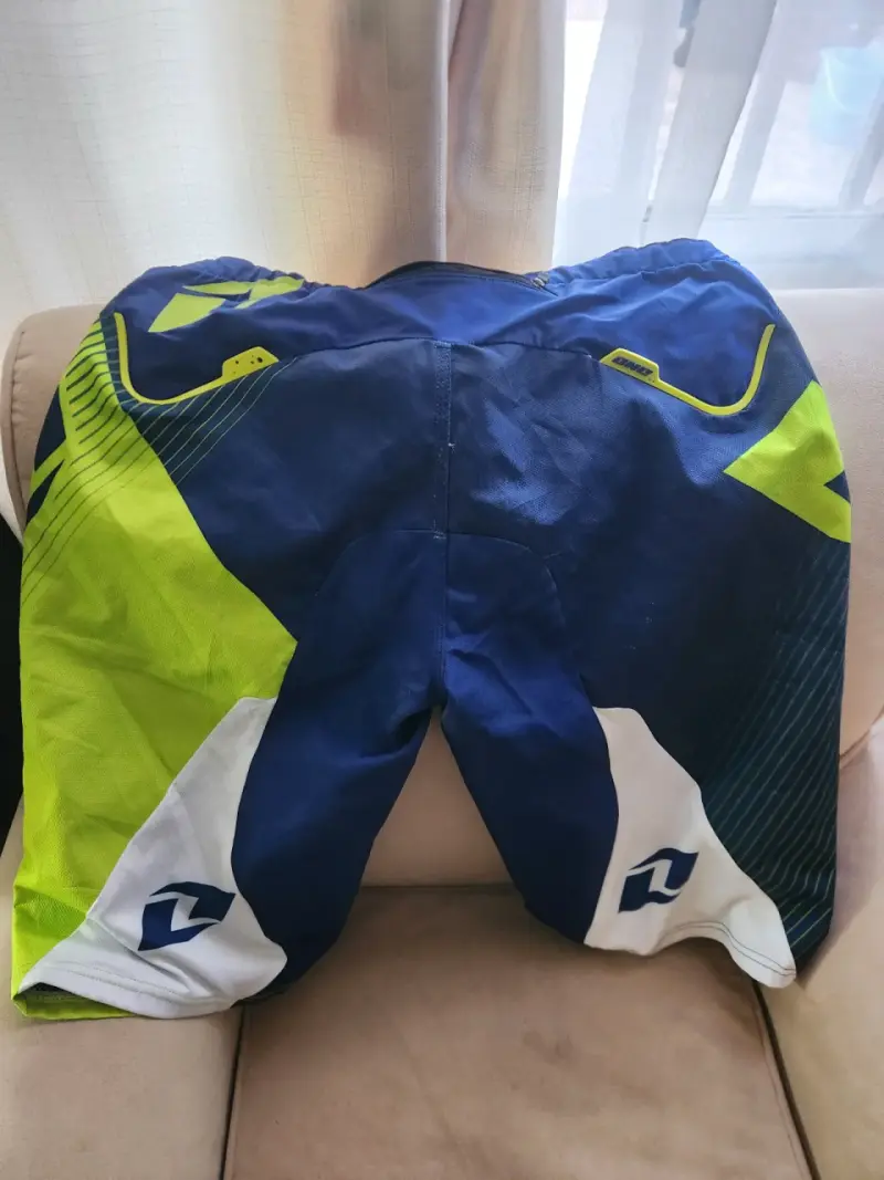 Pantalones deportivos azul y verde - 1