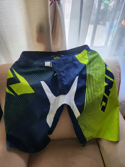Pantalones deportivos azul y verde - miniatura 2
