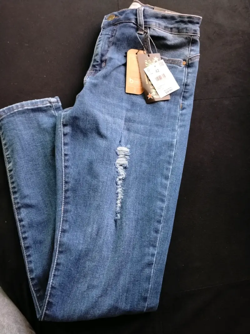 Jeans azul con rotura