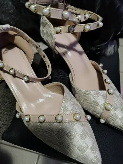 Zapatos beige con perlas - miniatura 1