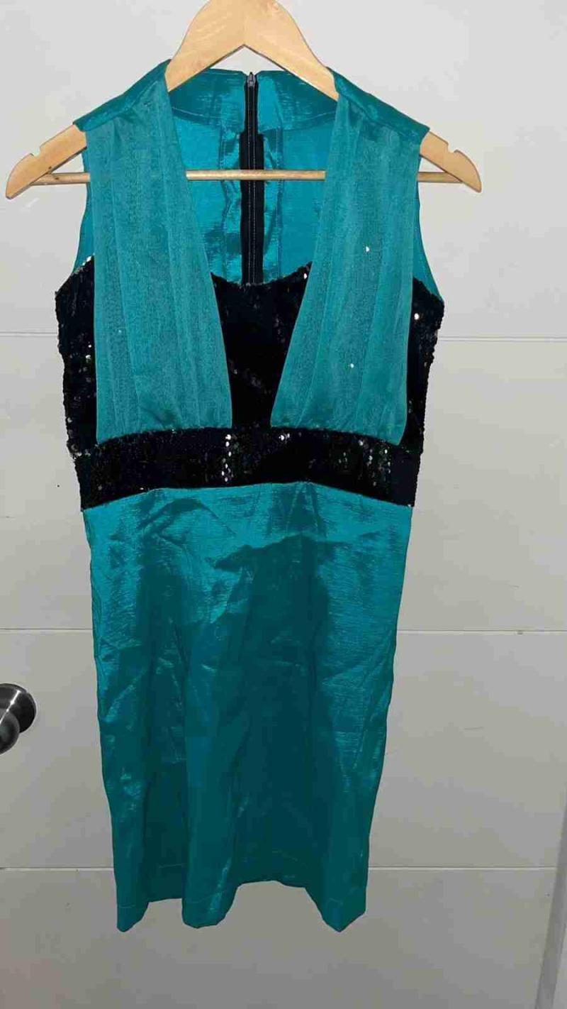 Vestido sin mangas turquesa con lentejuelas