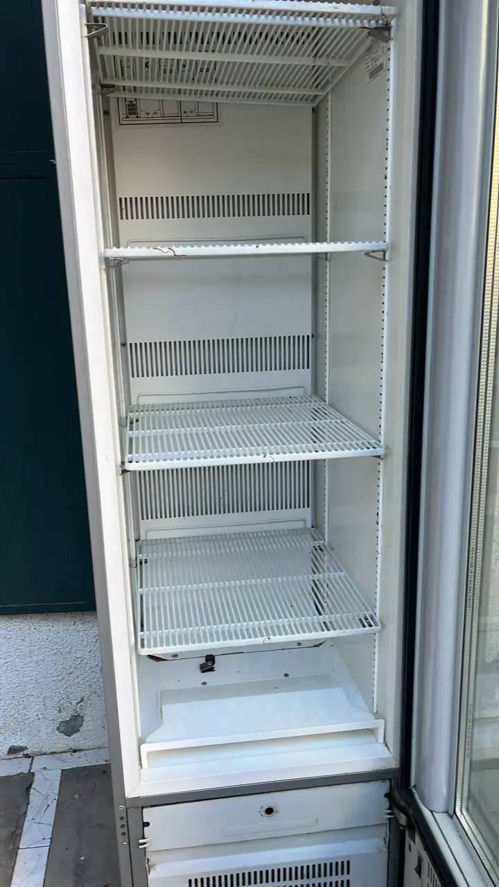 Refrigerador vitrina vertical - 1