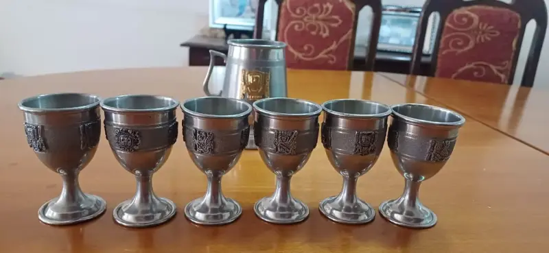 Juego de copas de metal - 1