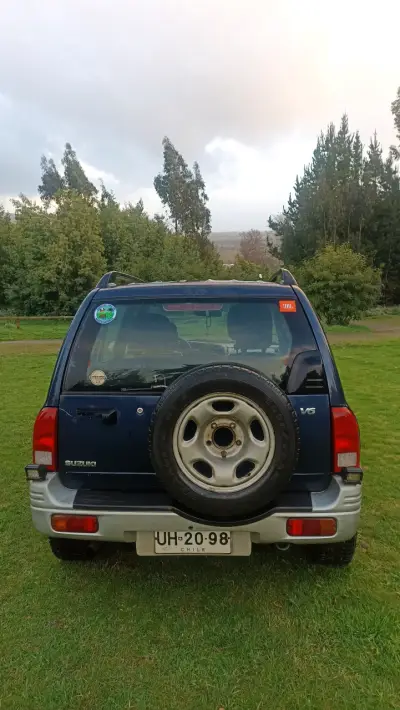 Vehículo 4x4 en buen estado - miniatura 2