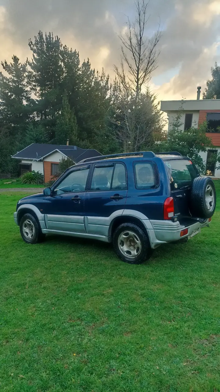 Vehículo 4x4 en buen estado - 3