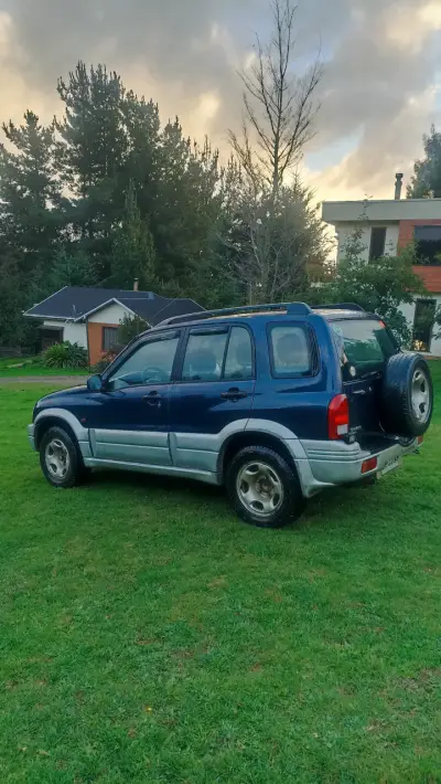 Vehículo 4x4 en buen estado - miniatura 3
