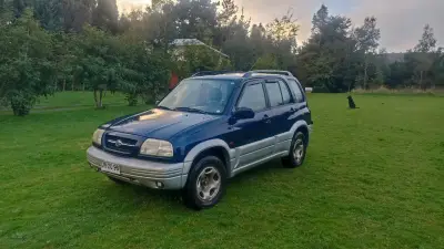 Vehículo 4x4 en buen estado - miniatura 4