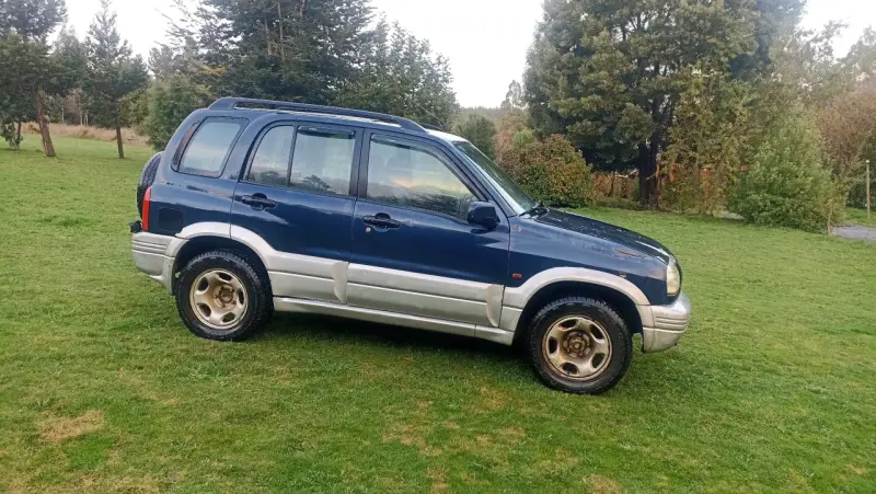 Vehículo 4x4 en buen estado - 6