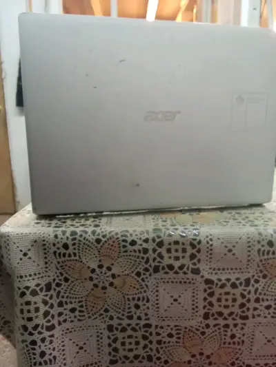 Laptop Acer usada - miniatura 1