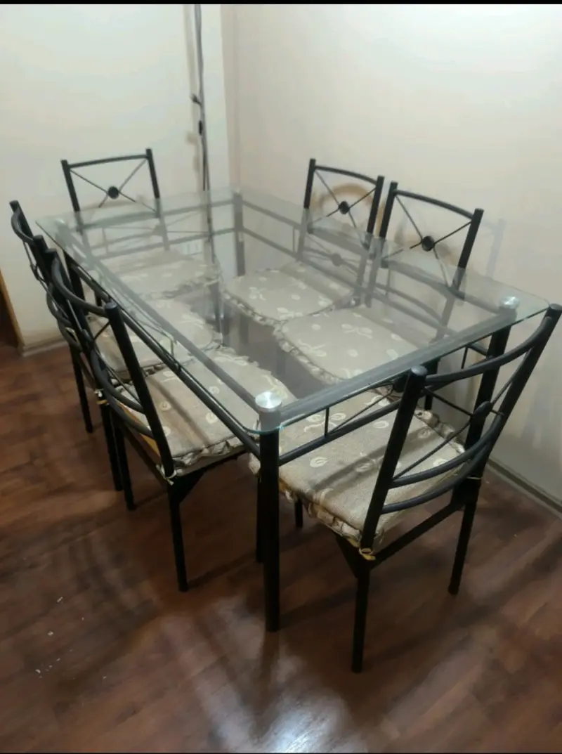 Mesa de vidrio con sillas