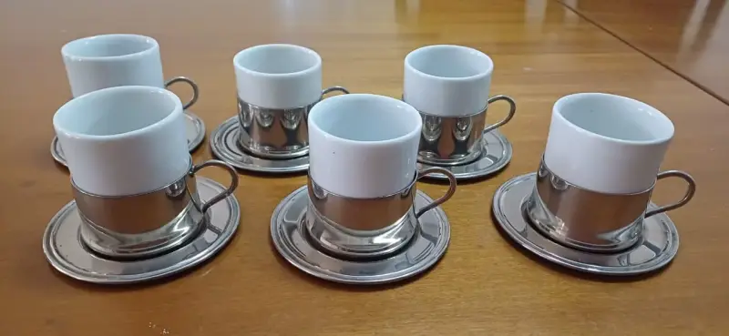 Juego de tazas con platillos metálicos - 1