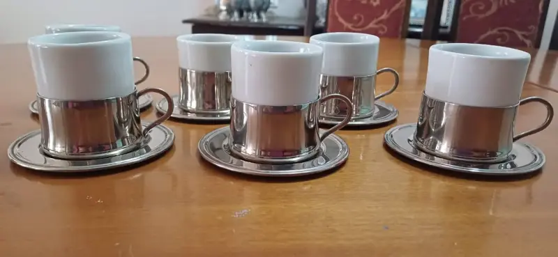 Juego de tazas con platillos metálicos - 2