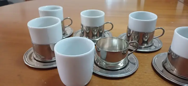 Juego de tazas con platillos metálicos - 3