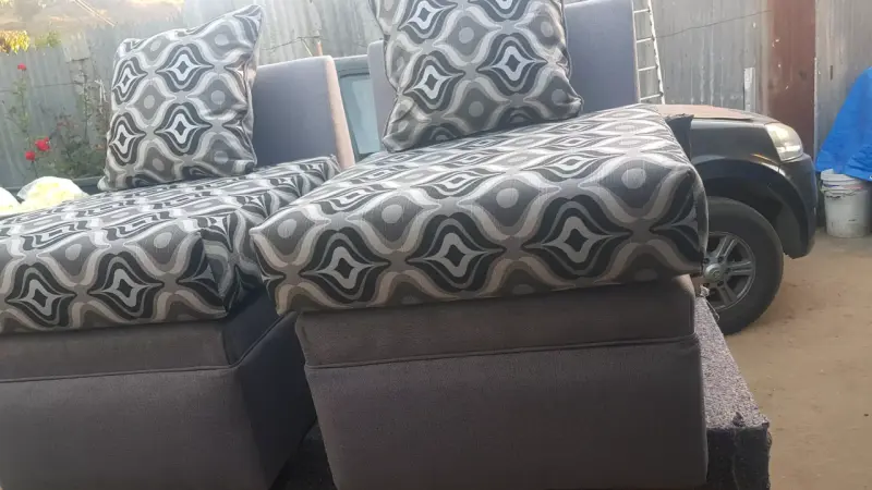 Sofá gris con cojines decorativos - 2