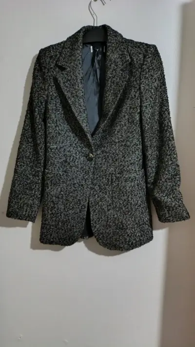 Blazer negro con diseño clásico talla M - miniatura 1