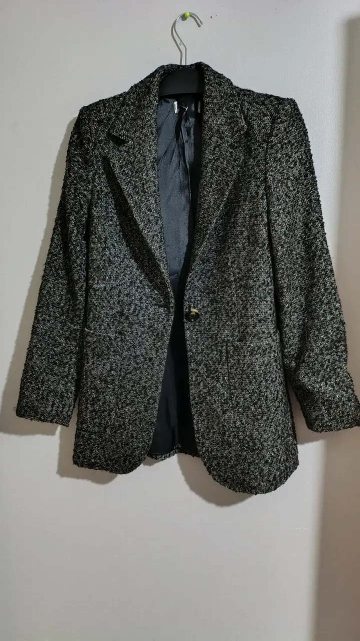 Blazer negro con diseño clásico talla M - 2