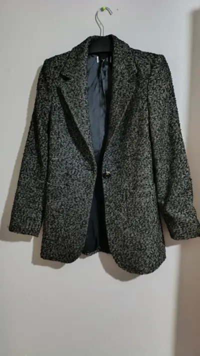 Blazer negro con diseño clásico talla M - miniatura 2