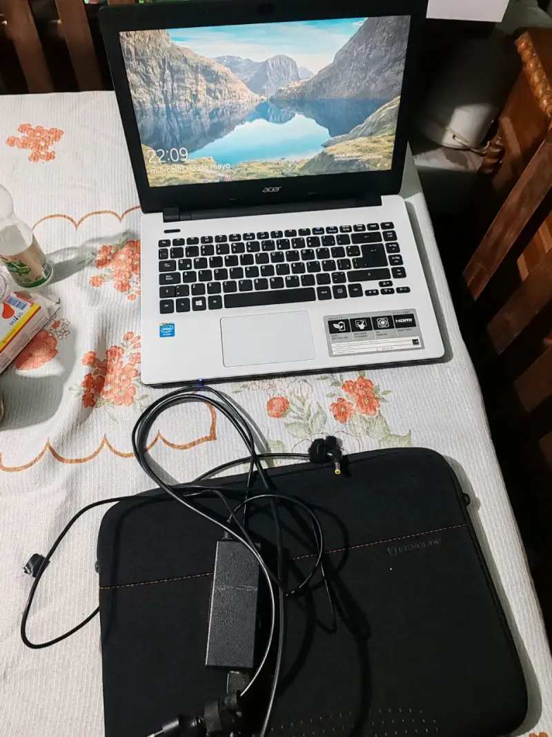 Notebook Acer con funda y cargador - 1