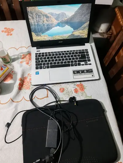 Notebook Acer con funda y cargador - miniatura 1