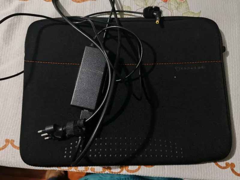Notebook Acer con funda y cargador - 2