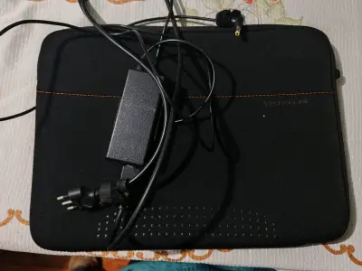 Notebook Acer con funda y cargador - miniatura 2