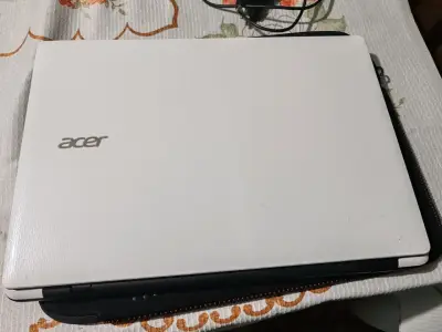 Notebook Acer con funda y cargador - miniatura 3