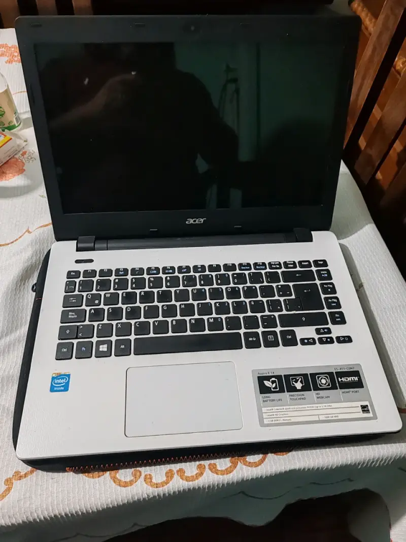 Notebook Acer con funda y cargador - 4