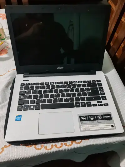 Notebook Acer con funda y cargador - miniatura 4