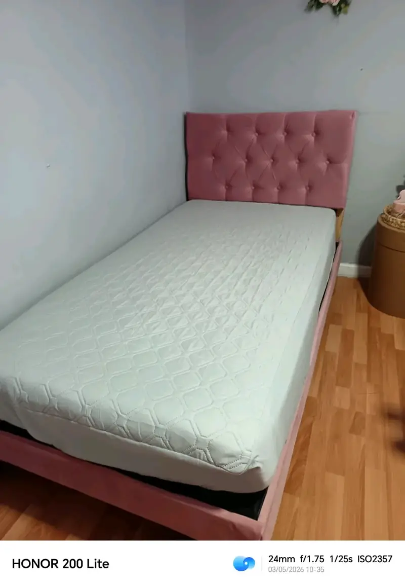 Cama individual con cabecera rosada - 1