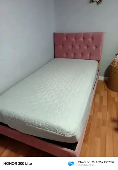 Cama individual con cabecera rosada - miniatura 1
