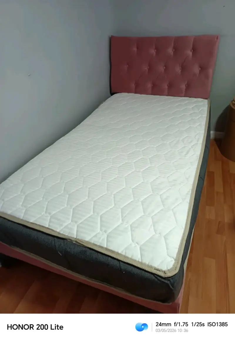 Cama individual con cabecera rosada - 2
