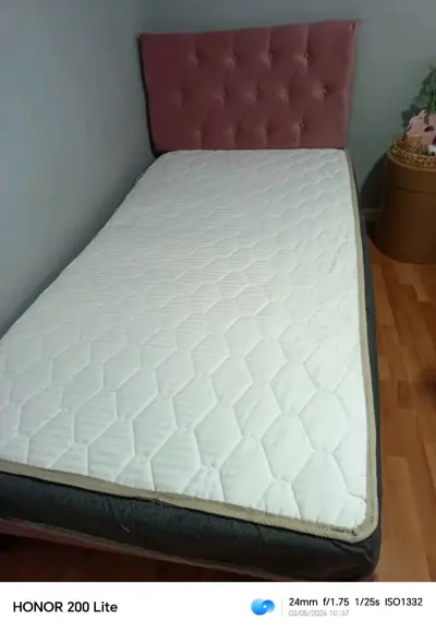 Cama individual con cabecera rosada - miniatura 3